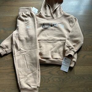 NWT Nike Boys Set size 7